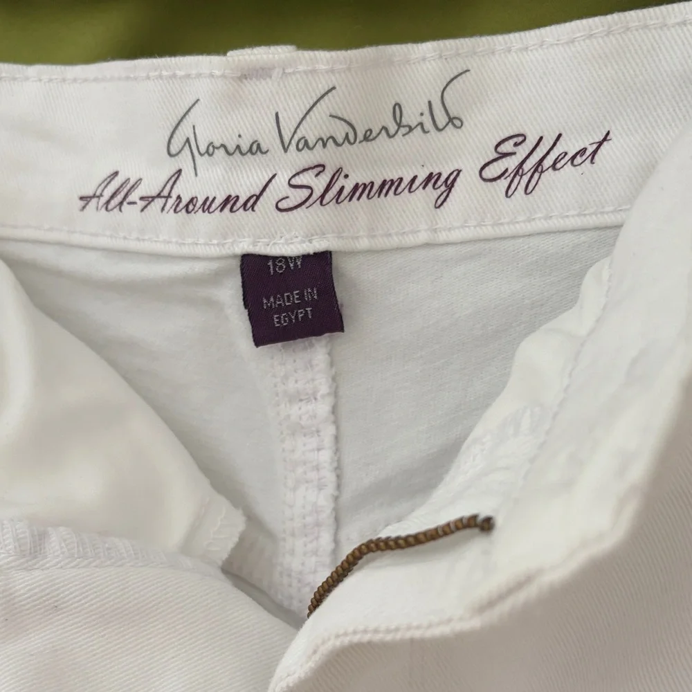 Like NEW White Denim Capri Pants 18W - Picture 2 of 4
